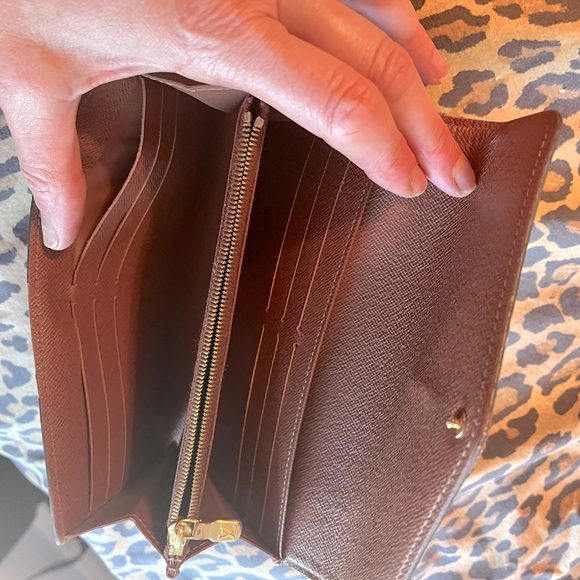 Louis Vuitton Sara wallet in LV stores now converted to optional crossbody - Picture 10 of 12